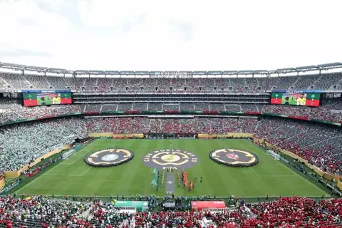  عدسة "يلا كورة" ترصد الأجواء حول ملعب مباراة الأهلي وبالميراس (فيديو)